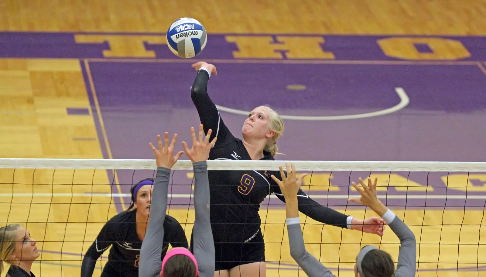 Volleyball gets back on winning track with wins over Ripon, St. Norbert