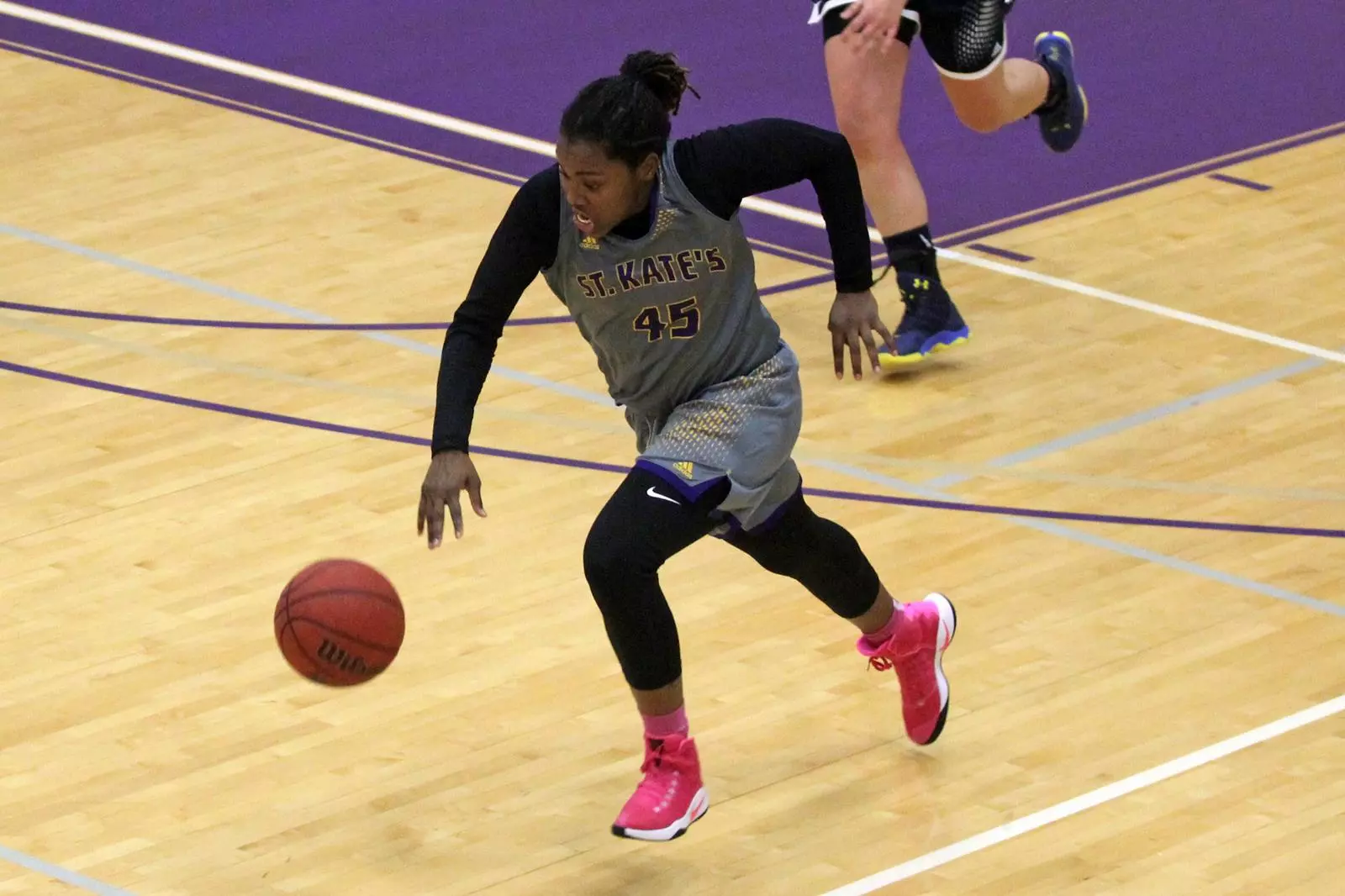 Basketball battles, falls to No. 22 Gustavus 83-76