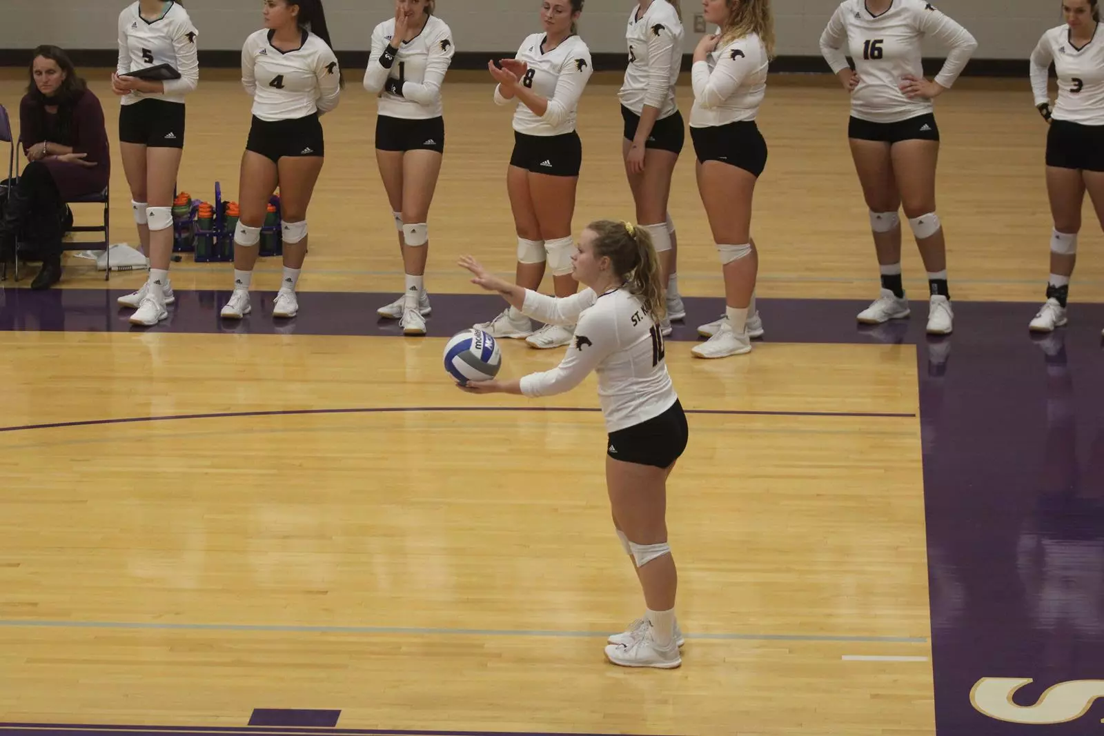 Abbi Harker approaching the serve