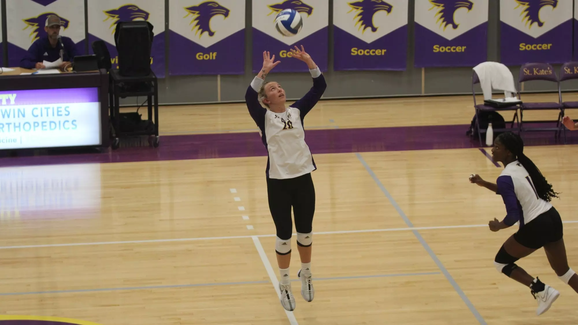 Lucia Neuman setting ball